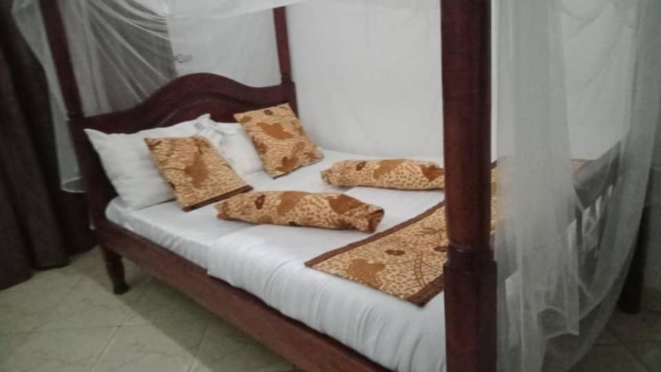 Riverside Resort Hotel Kabale Esterno foto