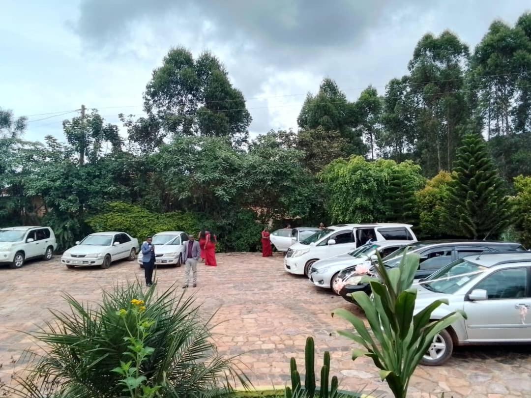 Riverside Resort Hotel Kabale Esterno foto
