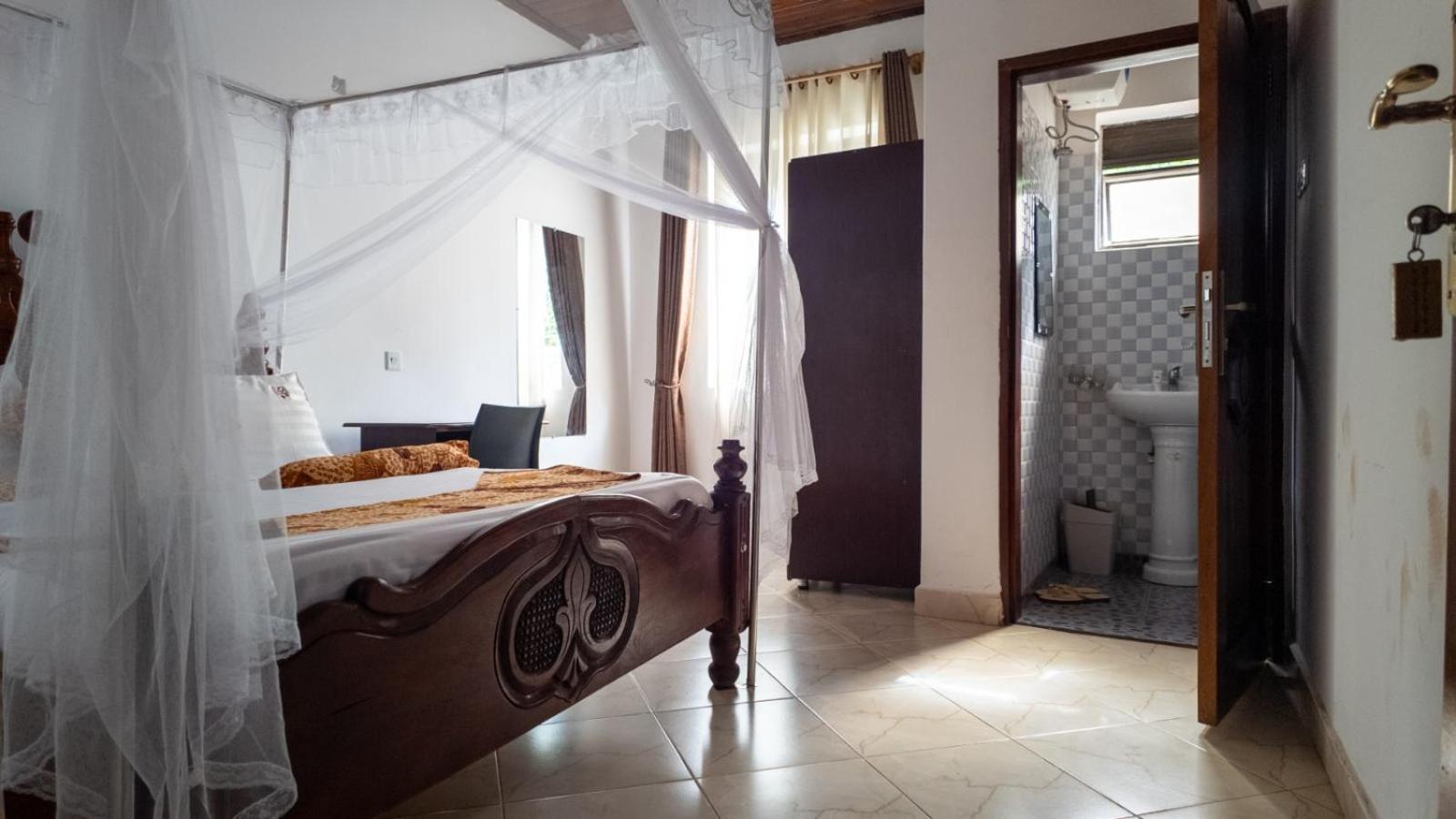 Riverside Resort Hotel Kabale Esterno foto