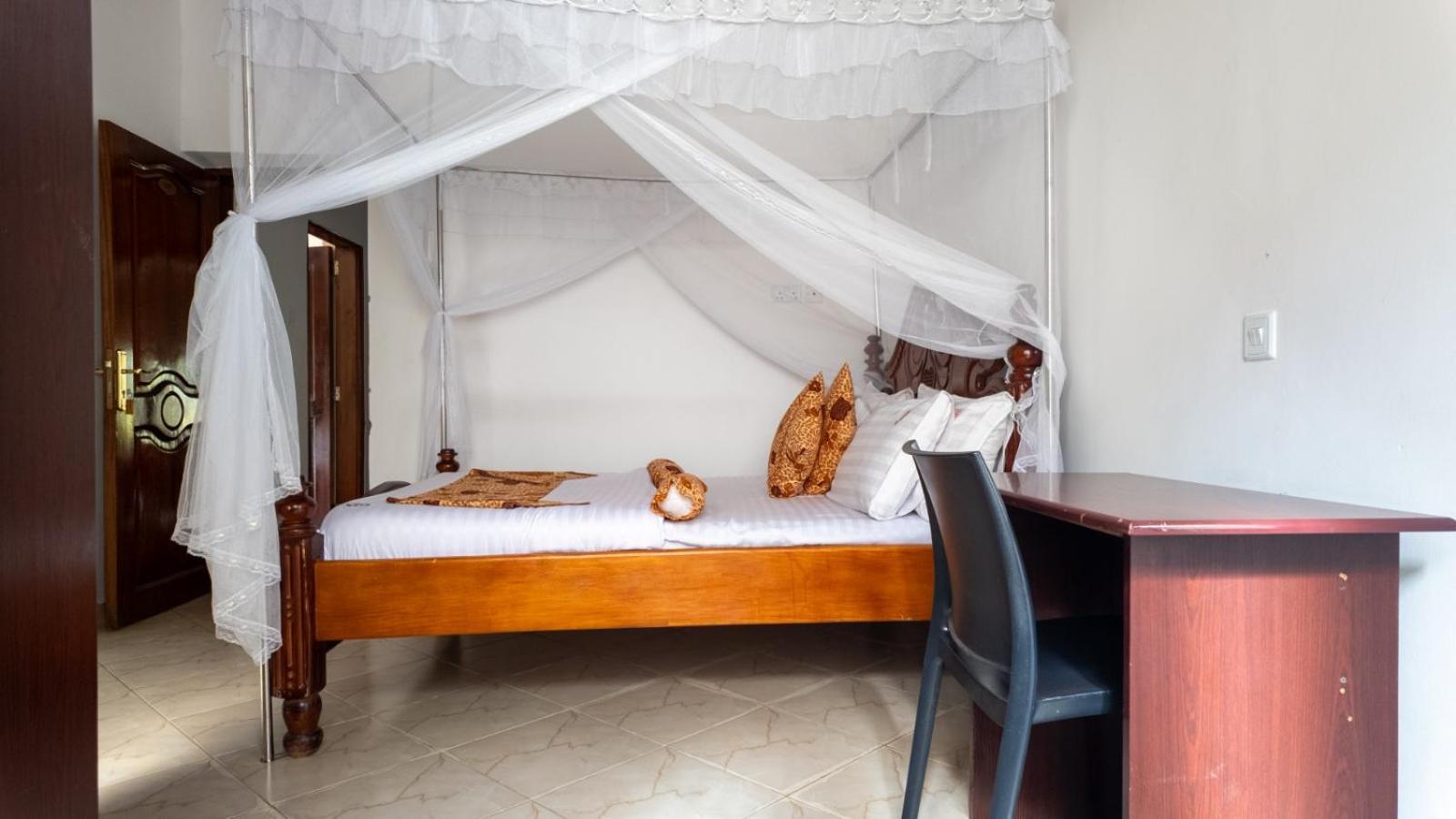 Riverside Resort Hotel Kabale Esterno foto