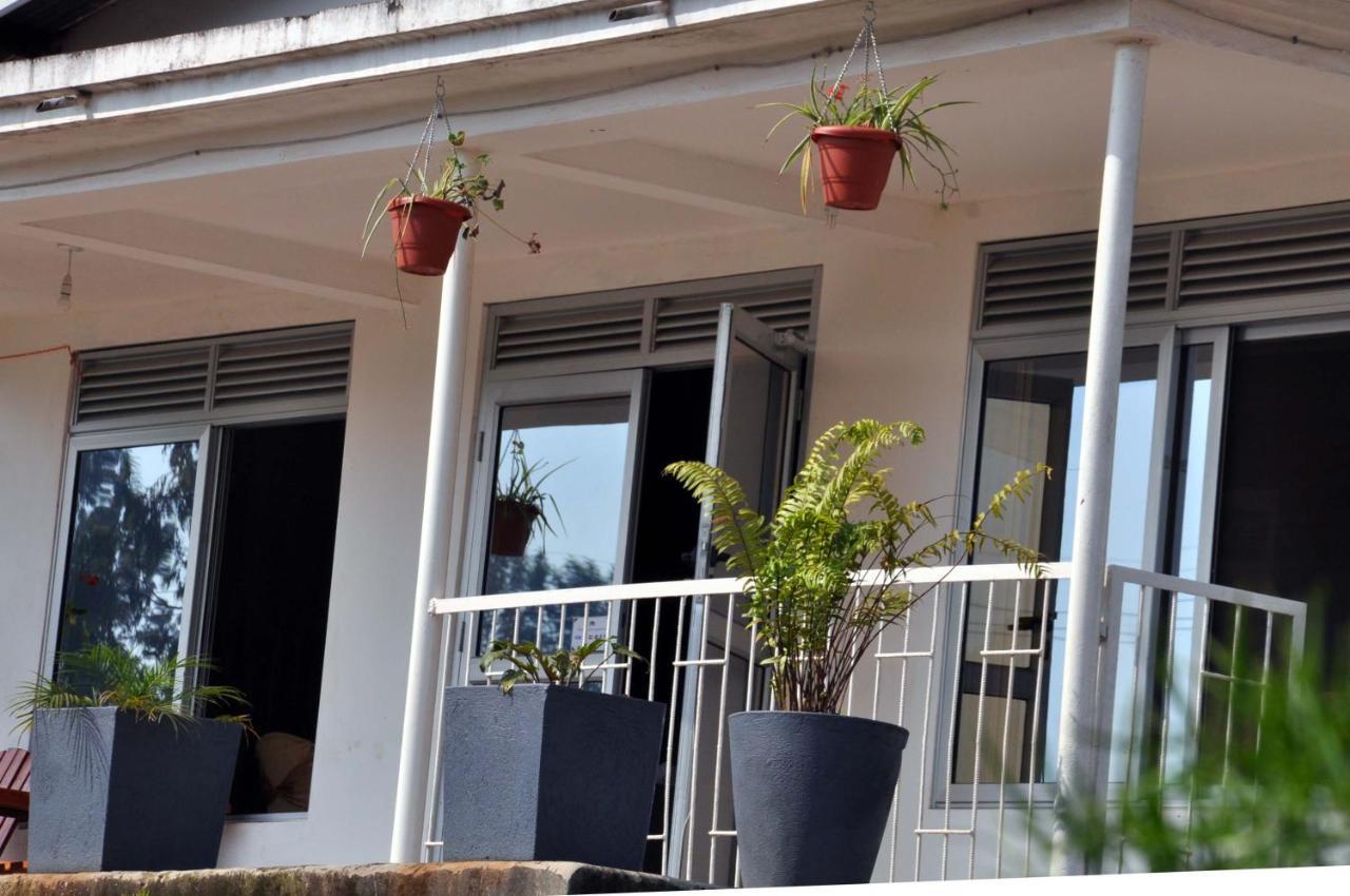 Riverside Resort Hotel Kabale Esterno foto